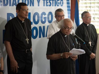 El cardenal de Nicaragua, Leopoldo Brenes, lee el comunicado.