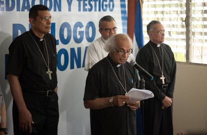 El cardenal de Nicaragua, Leopoldo Brenes, lee el comunicado.