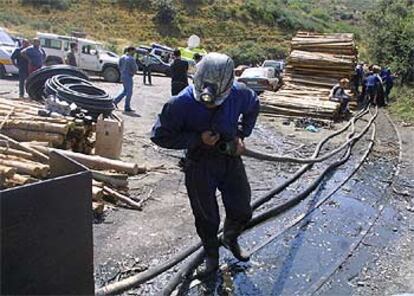 Uno de los compañeros de los mineros atrapados durante las tareas de rescate.