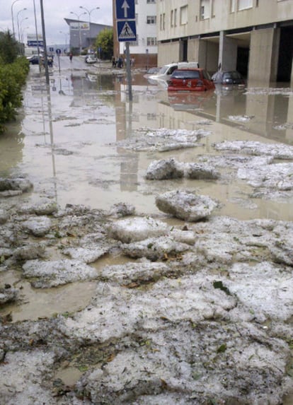 Estado en que ha quedado una calle de Cuenca tras la tromba de agua y granizo que ha caído hoy sobre las dos y media de la tarde sobre la ciudad castellanomanchega.