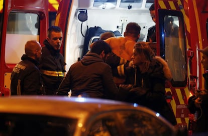 Un hombre herido es trasladado a un camión de bomberos cerca del Estadio de Francia, donde se escucharon varias explosiones.