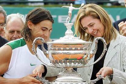 La infanta Cristina entrega el trofeo Godó a Rafa Nadal.