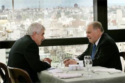 Pasqual Maragall (izquierda) conversa con Enrique Iglesias, presidente del Banco Interamericano de Desarrollo.