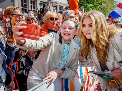 La princesa Amalia se hace un selfi con una asistente a la celebración del Día del Rey en Maastricht, el pasado 27 de abril de 2022.