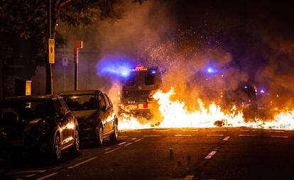 Un coche de los Mossos d'Esquadra en llamas durante los disturbios del 18 de octubre en Barcelona.