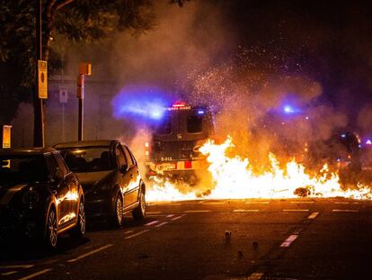 Un coche de los Mossos d'Esquadra en llamas durante los disturbios del 18 de octubre en Barcelona.