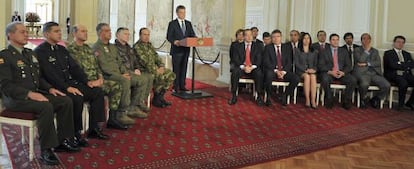 Santos, junto a la c&uacute;pula militar, durante el anuncio de apertura de conversaciones con las FARC.