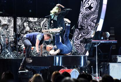 El grupo Los Fabulosos Cadillacs actúan durante la gala de los Grammy Latino. 