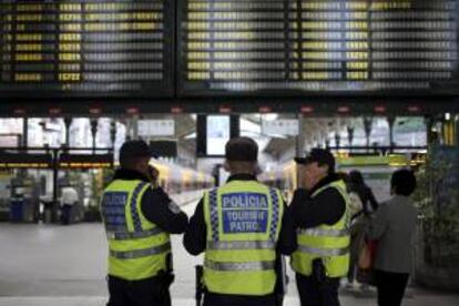 Policías vigilan la estación de Sao Bento en Oporto (Portugal) durante el día de huelga convocado para hoy.