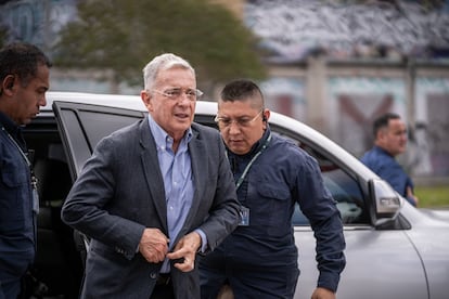 El expresidente Álvaro Uribe ingresa al cementerio central para rendirle homenaje al senador Miguel Uribe, asesinado en Bogotá (Colombia), el 23 de agosto del 2025.