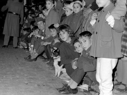 Un grupo de niños espera la llegada de la Cabalgata de Reyes en Madrid, el 5 de enero de 1960.