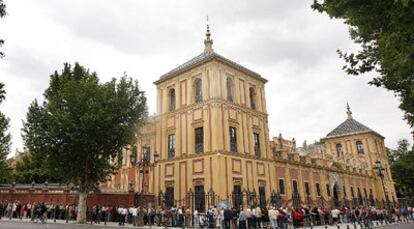 Cola de ciudadanos para visitar el Palacio de San Telmo