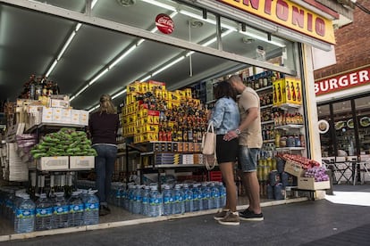 Dos turistes en una botiga de Lloret de Mar.