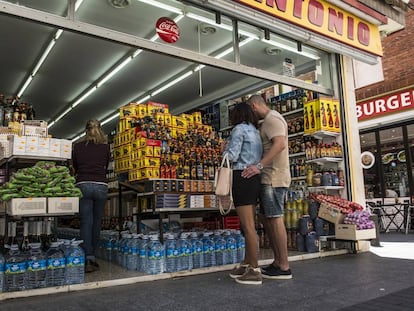 Dos turistas en un colmado de Lloret de Mar. 