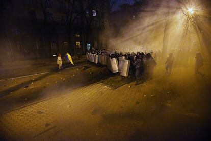 Un manifestante, frente a la polic&iacute;a antidisturbios durante las protestas de Kiev. 