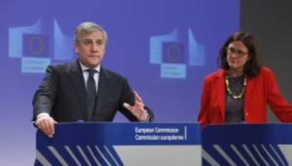 El vicepresidente de la Comisión Europea (CE) y responsable de Industria, Antonio Tajani (i), y la comisaria europea de Interior, Cecilia Malmström, hoy durante la rueda de prensa.