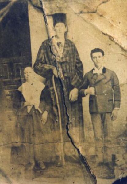 Agustín Luengo with his mother in his village of Puebla de Alcocer.