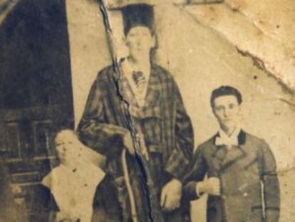 Agustín Luengo with his mother in his village of Puebla de Alcocer.