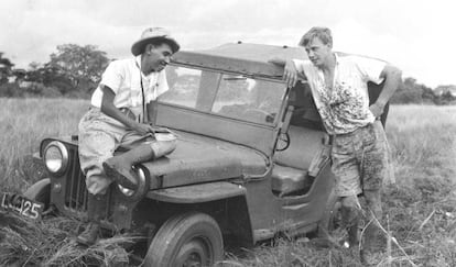 El naturalista David Attenborough junto a uno de los guías durante su viaje a Indonesia, en 1959.