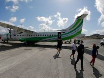 Un avión de Binter en el aeropuerto de Tenerife.