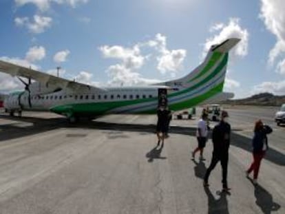 Un avión de Binter en el aeropuerto de Tenerife.