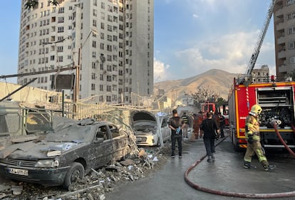 Personal de emergencias trabajan en una zona afectada por los bombardeos israelíes en Teherán, este viernes.