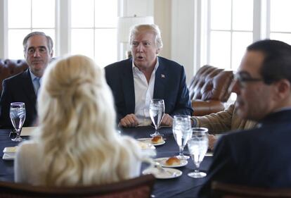 Trump, el s&aacute;bado, en un almuerzo con miembros de su gobierno
