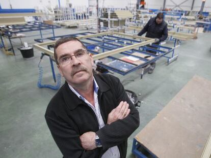 Antonio Castro Pimentel, en su fabrica de ventanas de Priego de Córdoba.