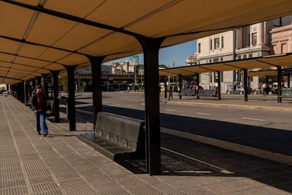 El paro del transporte público (autobuses, trenes y subterráneos) es una de las medidas más destacadas de la protesta. 