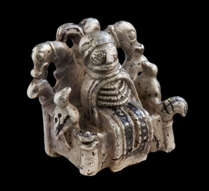 Esta figura de plata y niel (un grabado de plata o plomo fundido con azufre) fue forjada en torno al 800-1050 y se descubrió en Lejre, Dinamarca. La figura representada podría ser tanto Odin (el dios de dioses del paganismo nórdico, guardián de Asgard) como una 'volva' (una suerte de bruja o hechicera de la de la mitología escandinava).