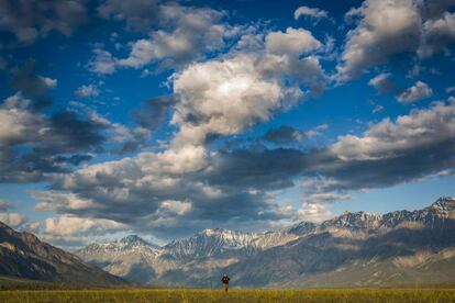 Un senderista en el parque nacional de Kluane, en el Territorio Yukón, al noroeste de Canadá.