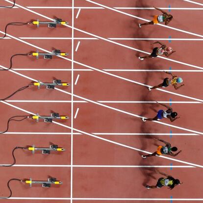 Vista cenital del inicio de la final femenina de 100 metros en el Campeonato Mundial de Atletismo en Doha (Qatar).