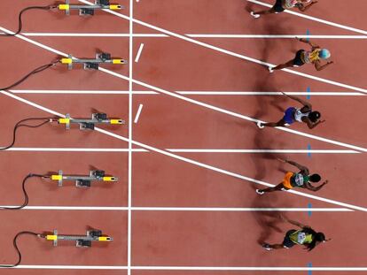 Vista cenital del inicio de la final femenina de 100 metros en el Campeonato Mundial de Atletismo en Doha (Qatar).