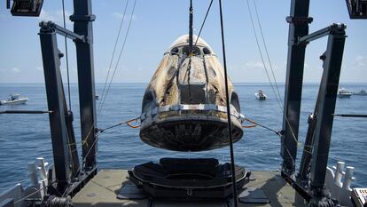 Cápsula da Crew Dragon, da SpaceX, é resgatada com os dois astronautas por embarcação após pouso no domingo.