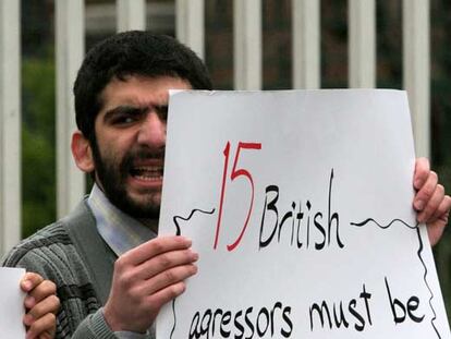 Un iraní muestra un cartel en el que se pide la ejecución de los marinos británicos capturados.