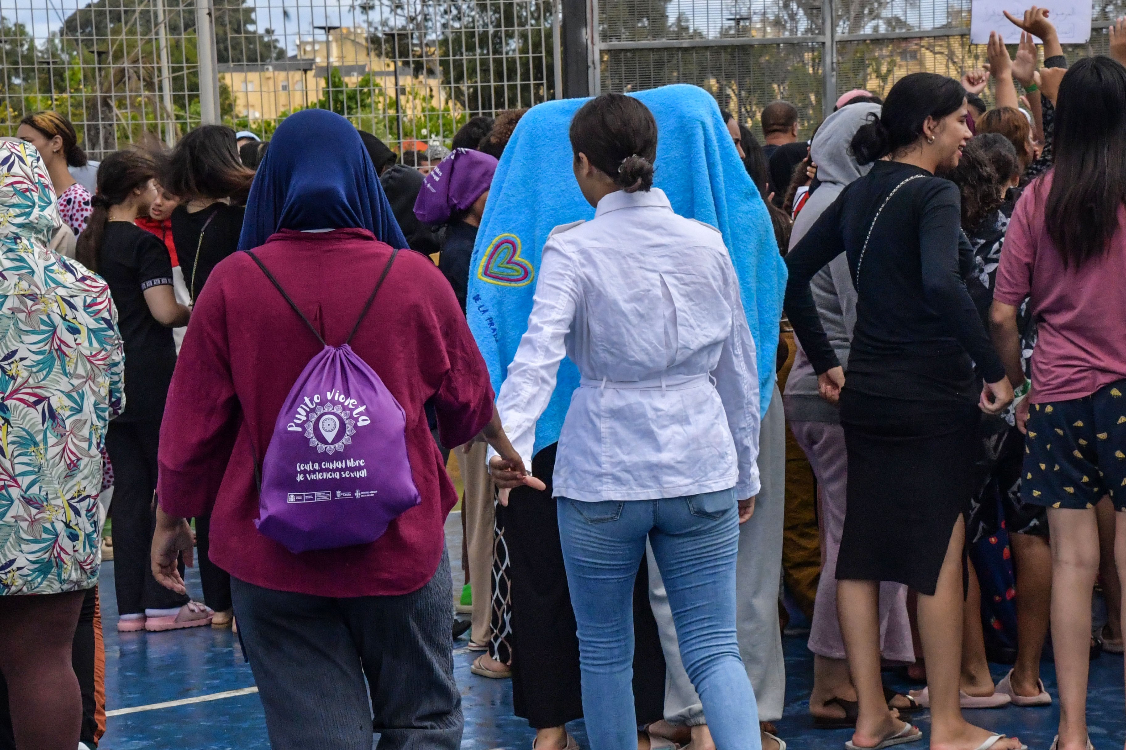 Aya (izquierda) y Doae en una pista deportiva de la barriada de El Príncipe, este sábado en Ceuta.