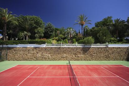 La pista de tenis de la villa palaciega en El Paraíso.