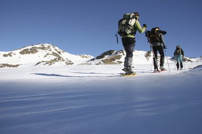 <b><p>Caminatas con raquetas </b></p> Corzos, lobos, jabalíes y osos merodean por los valles del norte de León, como el de Babia, reserva de la biosfera. Seguir su rastro con raquetas sobre la nieve es una de las actividades que los alojamientos rurales organizan los meses de frío. El Mirador de Babia cuenta con dos casas con capacidad para cuatro y seis personas por 98 y 144 euros al día. El Rincón de Babia, una posada de arquitectura tradicional leonesa, ofrece alcobas a partir de 57 euros la noche. Se trata de una de las comarcas más emblemáticas de la cordillera Cantábrica, a la que solían retirarse los reyes de León a descansar. De ahí la expresión “Estar en Babia”.