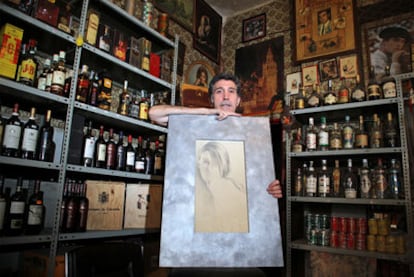 Emilio Rojo muestra uno de sus cuadros en la bodega fundada por su abuelo en Carabanchel Alto.
