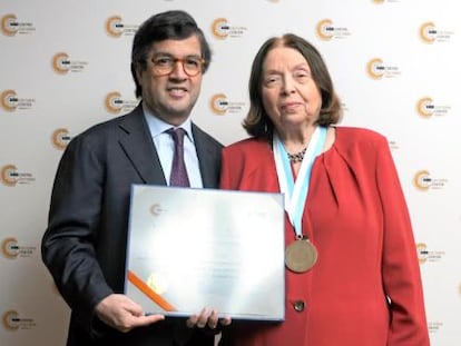 El director del BID, Luis Alberto Moreno, con la escritora brasile&ntilde;a, N&eacute;lida Pi&ntilde;&oacute;n