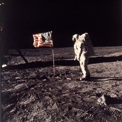 20 de julho de 1969. O astronauta Edwin Aldrin em pé junto à bandeira dos EUA na Lua durante a missão 'Apollo 11'. Aldrin e seu colega, o astronauta Neil Armstrong, foram os primeiros homens a caminhar sobre a superfície lunar.