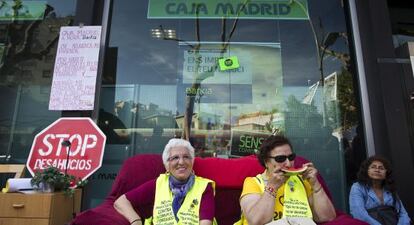 Unas mujeres protestan en contra de los desahucios ante una sede bancaria.