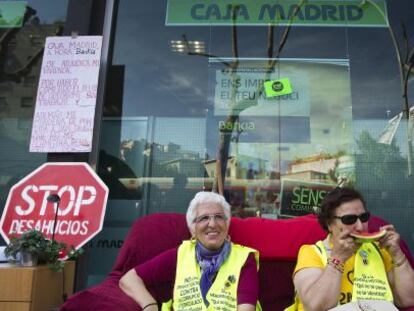 Unas mujeres protestan en contra de los desahucios ante una sede bancaria.