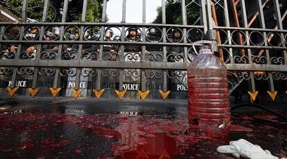 Una botella con sangre utilizada por los manifestantes frente al palacio gubernamental de Bangkok
