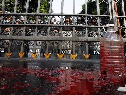 Una botella con sangre utilizada por los manifestantes frente al palacio gubernamental de Bangkok