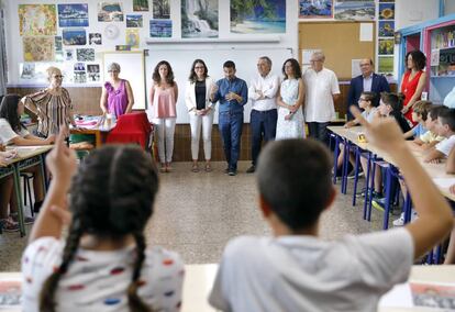 La vicepresidenta, Mónica Oltra, y el consejero de Educación, Vicente Marzà, durante la apertura del curso en el CEIP Jaume I de Paiporta.