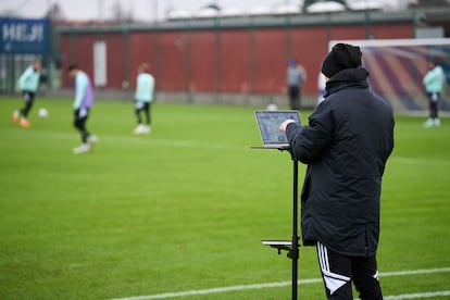 Un técnico utiliza un iPad durante un entrenamiento.