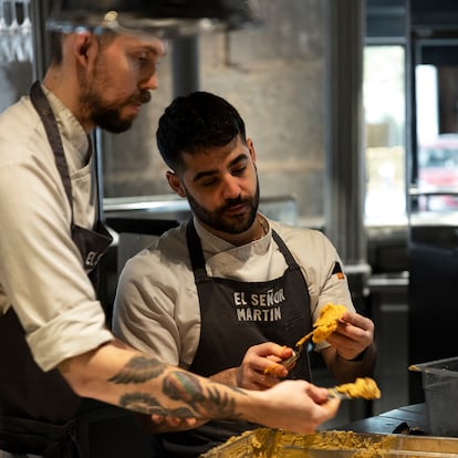 Parte del equipo del restaurante prepara los mejillones tigre.