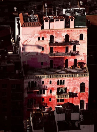 Este edificio situado en el West Village fue muy criticado por los arquitectos puristas por su tonalidad rosa y su estilo pseudoitaliano, pero la ciudad y los turistas lo adoran"