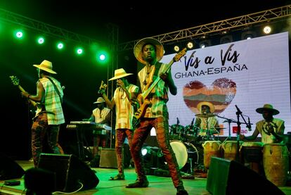 Durante la primera jornada de conciertos en el Accra Tourist Information Centre actuó FRA! en primer lugar (en la imagen). Y les siguieron Gyatabuom And The Lions, Lamisi, Weku Kronkron Band, Ssue and the Ananse Band. La sexta banda del día, los maestros de la percusión Kakatsitsi no se presentaron en el último minuto. Muchos lo atribuyeron a que ya son el principal grupo internacional de giras tradicionales de Ghana y quizá no quisieron cerrarles puertas a otros o quizá quisieron evitar el hecho de no ser elegidos ante otros menos conocidos.